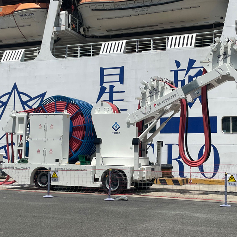 Cruise ship shore power cable pulling winch