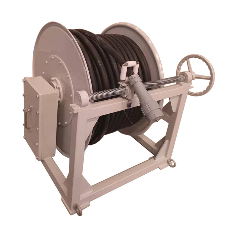 Marine cable pulling winch