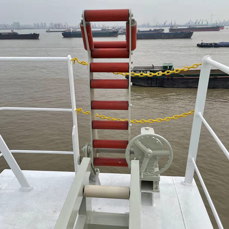 Marine cable pulling winch