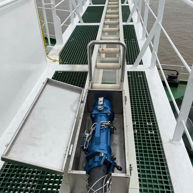 Marine cable pulling winch